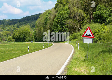 Différents panneaux routiers sur la route signalisation de danger. Banque D'Images