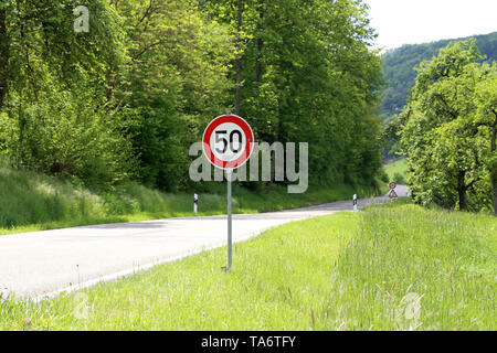 Différents panneaux routiers sur la route signalisation de danger. Banque D'Images