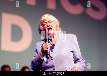 Les partisans d'adressage Ann Widdecombe, lors d'un Brexit Partie rassemblement à l'Olympia à Londres. Banque D'Images