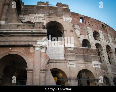 Fragment de Colisée amphithéâtre Flavien (façade) à Rome, Latium, Italie. Colosseum est célèbre monument et symbole principal de Rome. Ancien mur Banque D'Images