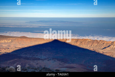 Tenerife, vue du chemin de randonnée au sommet, le soir, la lumière, l'ombre du pic de Teide toucher le bord de la caldera Canadas de Teide, Gran Canaria dans t Banque D'Images