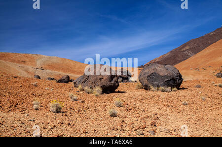 Tenerife, vue du chemin de randonnée au sommet des bombes de lave sombre appelé Huevos del Teide, oeufs de Teide Banque D'Images