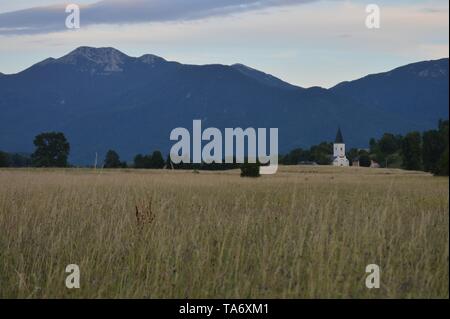 Paysage pittoresque dans la région de Lika, petit village dans le massif du Velebit au coucher du soleil Banque D'Images