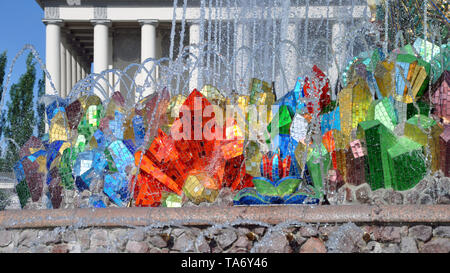 Fontaine en pierre sur le territoire de l'exposition des réalisations de l'économie nationale, Moscou, Russie . Banque D'Images