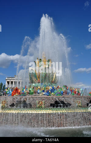 Fontaine en pierre sur le territoire de l'exposition des réalisations de l'économie nationale, Moscou, Russie . Banque D'Images