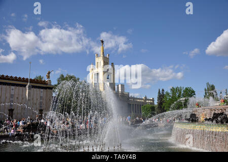 Fontaine en pierre sur le territoire de l'exposition des réalisations de l'économie nationale, Moscou, Russie . Banque D'Images