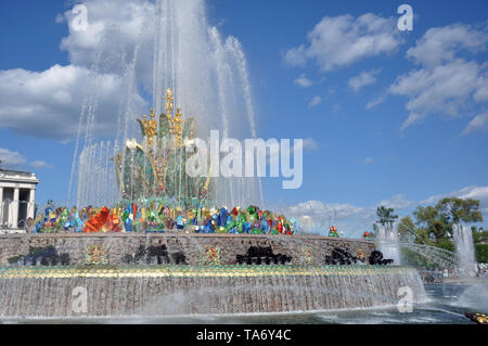 Fontaine en pierre sur le territoire de l'exposition des réalisations de l'économie nationale, Moscou, Russie . Banque D'Images