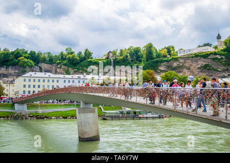 Salzbourg, Autriche - Août 14, 2018 : pont Markartsteg avec amour les cadenas et les touristes et prendre des photos à Salzbourg, Autriche. C'été Banque D'Images