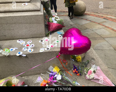 Tributs floraux laissé à St Ann's Square dans le centre-ville de Manchester pour se souvenir du deuxième anniversaire de la Manchester Arena attaque terroriste où vingt-deux personnes ont été assassinées lors de kamikaze Salman Abedi a fait exploser un dispositif dans le foyer à la fin de l'Ariana Grande show. Banque D'Images