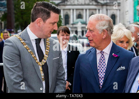 Le Prince de Galles parlant avec le nouveau Maire de Belfast John Finucane, lors d'une visite à la Banque Bâtiments dans Belfast, où un incendie a éclaté dans un Primark store en août 2018, près de l'origine de l'effondrement de la structure iconique. Banque D'Images