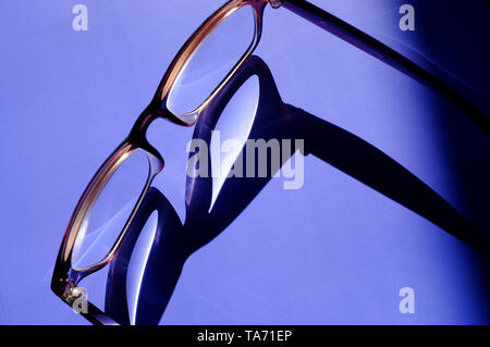 Ombre de verres sur fond violet Banque D'Images