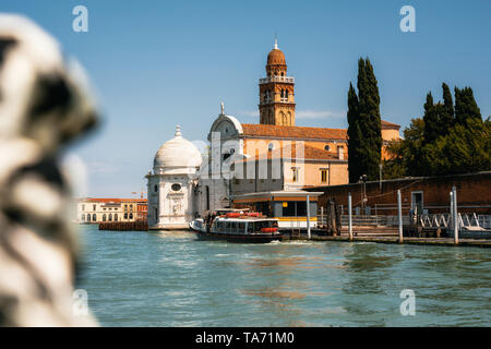 La station de vaporetto San Michele in Isola contre l'église avec tour dans Laguna Nord, Venise Banque D'Images