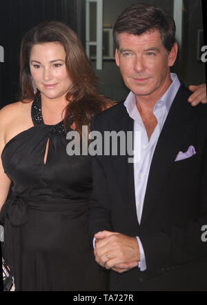 Keely Shaye Smith Pierce Brosnan 07-16-08 Photo de John Barrett/PHOTOlink.net Banque D'Images