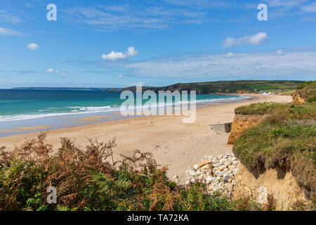 Vue de la plage de sable de Praa Sands à Cornwall, England, UK sur une journée ensoleillée. Banque D'Images