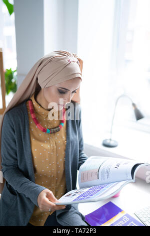 Jeune enseignant de porter le hijab se sentir impliqués dans la lecture d'adresses Banque D'Images