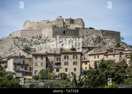 Vue panoramique de la Rocca Aldobrandesca et la cité médiévale borgo de Castiglione d'Orcia, Toscane, Italie Banque D'Images