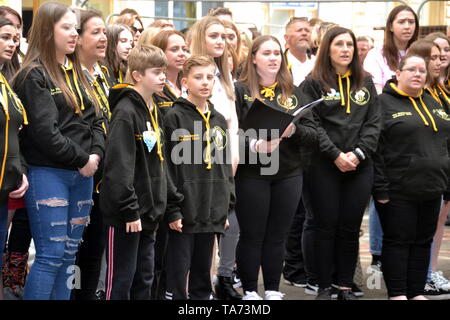 22nd mai 2019. Commémoration du deuxième anniversaire de l'attentat terroriste à la bombe du Manchester Arena qui a fait 22 morts : des membres du Manchester Survivors Choir chantent sur la place St Ann, Manchester, Royaume-Uni. Banque D'Images