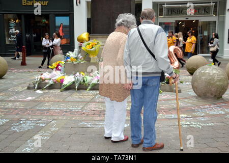 22nd mai 2019. Commémoration du deuxième anniversaire de l'attentat terroriste à la bombe de Manchester Arena qui a fait 22 morts : les gens voient des fleurs et des messages crachés sur le trottoir de la place St Ann, Manchester, Royaume-Uni. Banque D'Images