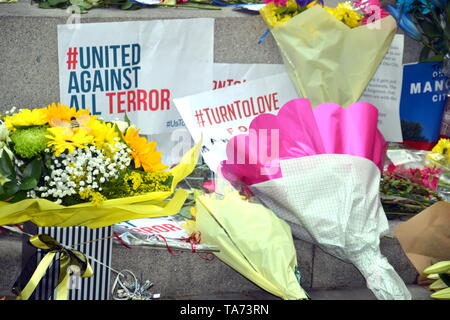 22nd mai 2019. Commémoration du deuxième anniversaire de l'attentat terroriste à la bombe de Manchester Arena qui a fait 22 morts : fleurs et hommages au mémorial de la place St Ann, Manchester, Royaume-Uni. Banque D'Images