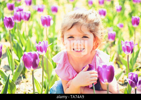 La positivité Express. Petit enfant. La beauté naturelle. Journée des enfants. Fille de l'été. Enfance heureuse. Printemps tulipes. prévisions météo. visage et soins Banque D'Images