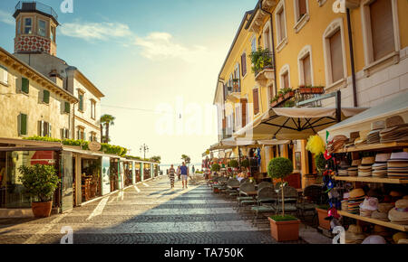 Lazise, Italie - 15 juillet 2014 : les touristes sur la rue de la ville de Lazise au lac de Garde en Italie Banque D'Images