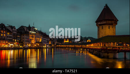 Lucerne, Suisse - le 22 juillet 2014 : Panorama de la vieille ville de Lucerne avec chapelle Bridge at night, Suisse Banque D'Images