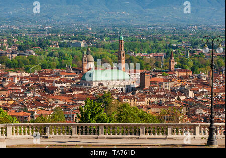 Avis de Vicenza centre historique avec la célèbre Basilique palladienne, renaissance du Mont Berico terrasse panoramique Banque D'Images