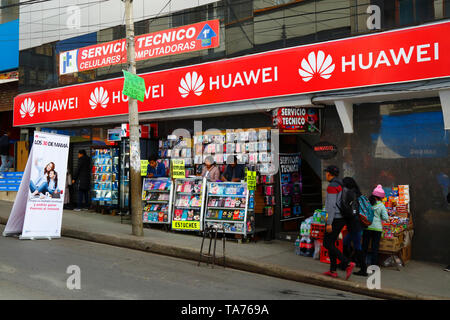 Kiosques vendant des téléphones mobiles à l'extérieur d'un magasin Huawei dans la zone de marché de la contrebande, la Paz, Bolivie Banque D'Images