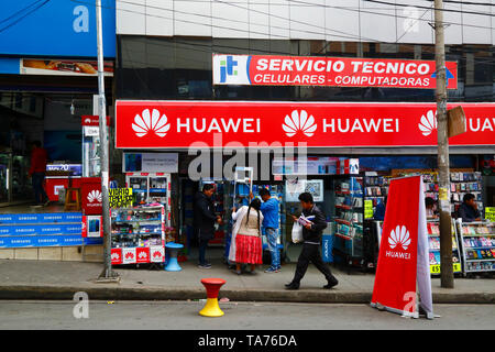 Femme d'Aymara ouvrant un magasin de Huawei dans la zone de marché de contrebande de l'électricité, la Paz, Bolivie Banque D'Images