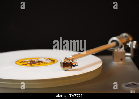 VIERSEN, ALLEMAGNE - le 12 novembre. 2018 : tonearmof isolés record player sur disque vinyle blanc avec fond noir Banque D'Images