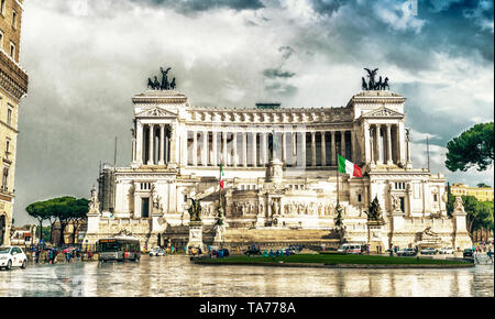 ROME - 20 MAI 2014 : les touristes et les habitants de la Place de Venise. La ville est visité par plus de 10 millions de personnes par an. Banque D'Images