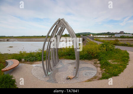 L'Angleterre, West Sussex, Shoreham-by-sea, air crash memorial sculpture d'artistes Jane Fordham et David Parfitt et positionné sur la rive de la rivière Adur par la passerelle à l'aéroport. Banque D'Images