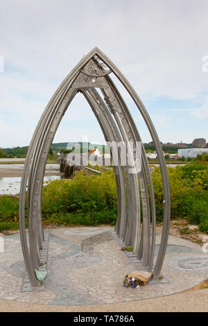 L'Angleterre, West Sussex, Shoreham-by-sea, air crash memorial sculpture d'artistes Jane Fordham et David Parfitt et positionné sur la rive de la rivière Adur par la passerelle à l'aéroport. Banque D'Images