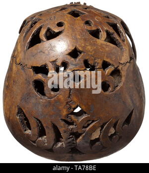 Un trophée de la crâne dayak de Bornéo, crâne sculptés, la partie supérieure de la calotte presque entièrement décorée avec des ornements ajouré. Dark-brown, un peu tachée patine. Les dents dans la mâchoire supérieure partiellement conservé. Un peu fissurée, les orbites montrant des traces de l'âge. Hauteur 14 cm., historique, historique de l'archipel indonésien, l'Indonésie, l'Extrême-Orient, Asie, Asiatique, l'ethnologie, l'appartenance ethnique, tribale, ethnique, objet, objets, alambics, clipping, coupures, cut out, cut-out, cut-outs,-Additional-Rights Clearance-Info-Not-Available Banque D'Images