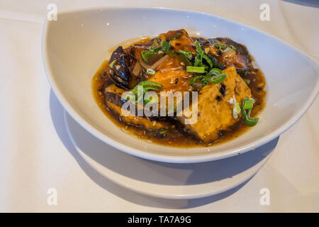 Le tofu frit avec Sauce Sauce, de l'alimentation dans un style chinois. Banque D'Images