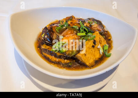 Le tofu frit avec Sauce Sauce, de l'alimentation dans un style chinois. Banque D'Images