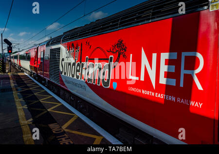 La gare de Grantham, Lincolnshire, Angleterre. Un train, l'esprit de Sunderland, au départ de la station qui se trouve sur la principale route de la côte Est de Londres à Edinburgh Banque D'Images