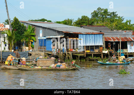 Phong Dien, Vietnam - 31 décembre 2017. Les vendeurs locaux sur la rivière à la Marché Flottant Phong Dien près de Can Tho dans le Delta du Mékong Banque D'Images