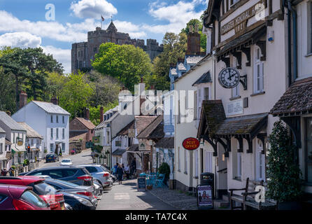 Dunster Village de Somerset, England UK avec château de Dunster en arrière-plan Banque D'Images