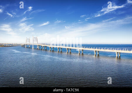 L'autoroute surélevée avec pont au-dessus de la mer à Saint Petersburg, Russie vue aérienne. Paysage HDR avec ciel nuageux et une mer calme Banque D'Images