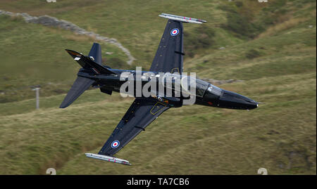 Hawk RAF volant bas niveau à l'aide de la boucle de Mach au Pays de Galles, Royaume-Uni Banque D'Images