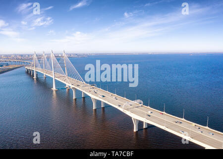 Le trafic sur l'autoroute surélevée au-dessus de la mer à Saint Petersburg, Russie vue aérienne. Paysage avec pont, ciel nuageux et une mer calme Banque D'Images