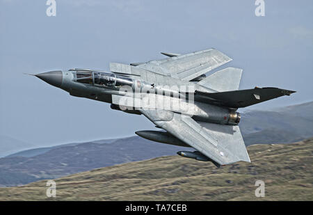 Panavia Tornado Gr4 de la RAF volant bas niveau à l'aide de la boucle de Mach au Pays de Galles, Royaume-Uni Banque D'Images