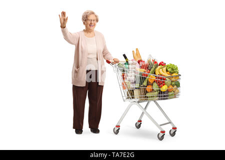 Portrait d'une femme âgée avec un panier à poser et forme isolé sur fond blanc Banque D'Images