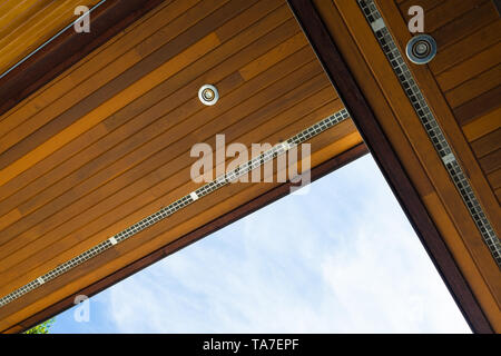 Image abstraite du chevauchement des soffites de toit avec bandes de cèdre et d'aération sur une propriété riveraine de la Sunshine Coast de la Colombie-Britannique Canad Banque D'Images