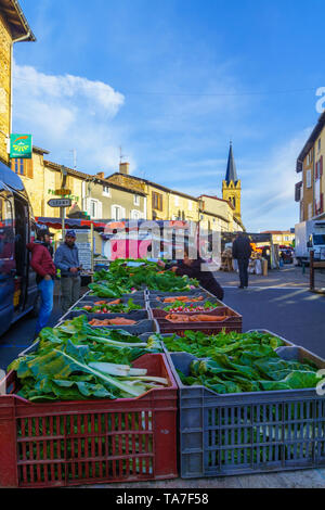 Le-Bois-de-Villefranche-sur-Saône, France - 07 mai, 2019 : scène de marché français avec les vendeurs et les acheteurs à Le-Bois-de-Villefranche-sur-Saône, Beaujolais, Rhône, France ministère Banque D'Images