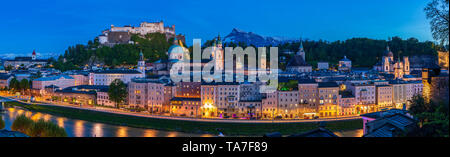 Vue de Salzbourg skyline at sunset Banque D'Images