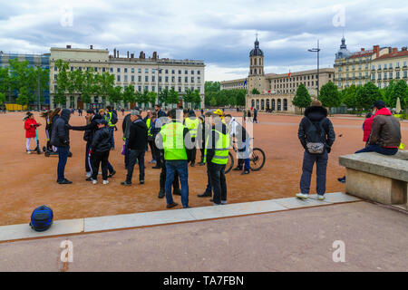 Lyon, France - le 08 mai 2019 : Scène de Place Bellecour, avec jaune de protestataires, à Lyon, France Banque D'Images