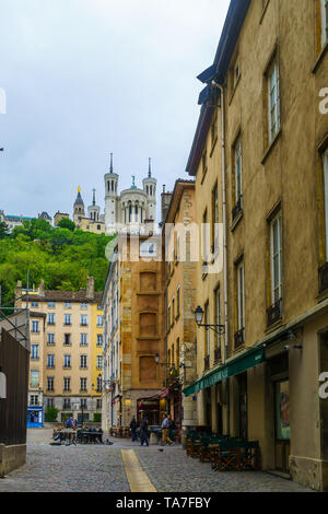 Lyon, France - le 08 mai 2019 : scène de rue et la basilique Notre-Dame en arrière-plan, avec les habitants et les visiteurs, dans le Vieux Lyon, France Banque D'Images