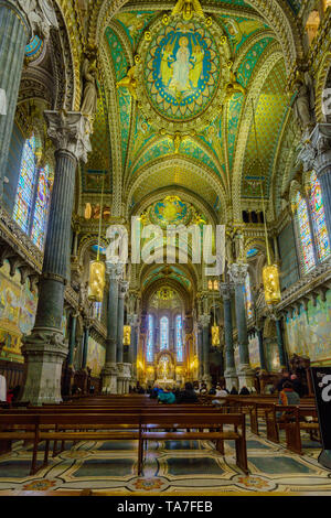 Lyon, France - May 08, 2019 : l'intérieur de la basilique Notre-Dame, avec les visiteurs, dans le Vieux Lyon, France Banque D'Images